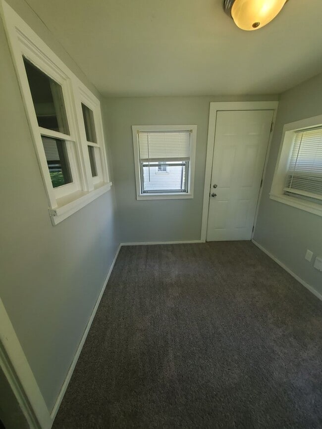 Building Photo - 2 Bedroom 1 Bath in Bettendorf with Attach...