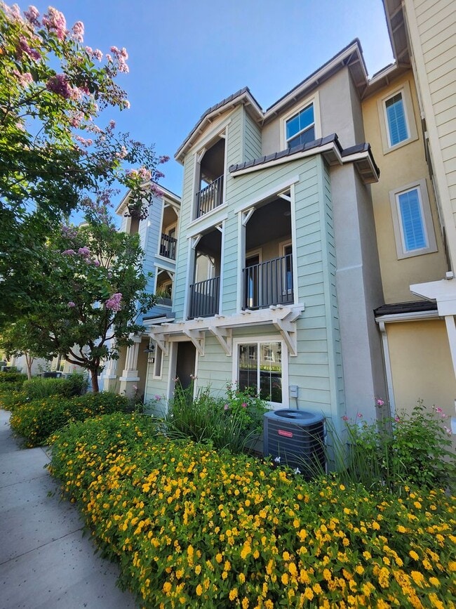 Building Photo - Gorgeous Tri-level Townhouse 3 beds 3 1/2 ...