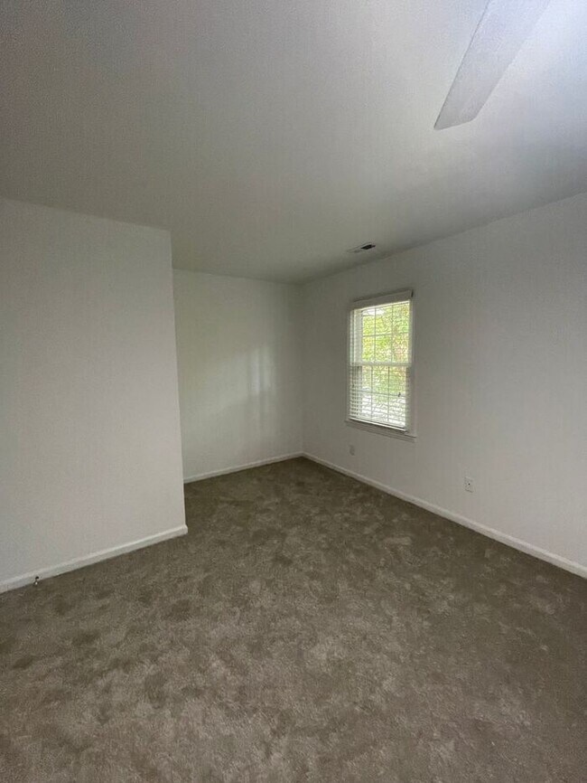 Building Photo - Beautiful 3-bedroom, 2.5 bath townhome in the highly desirable Governors Square subdivision.