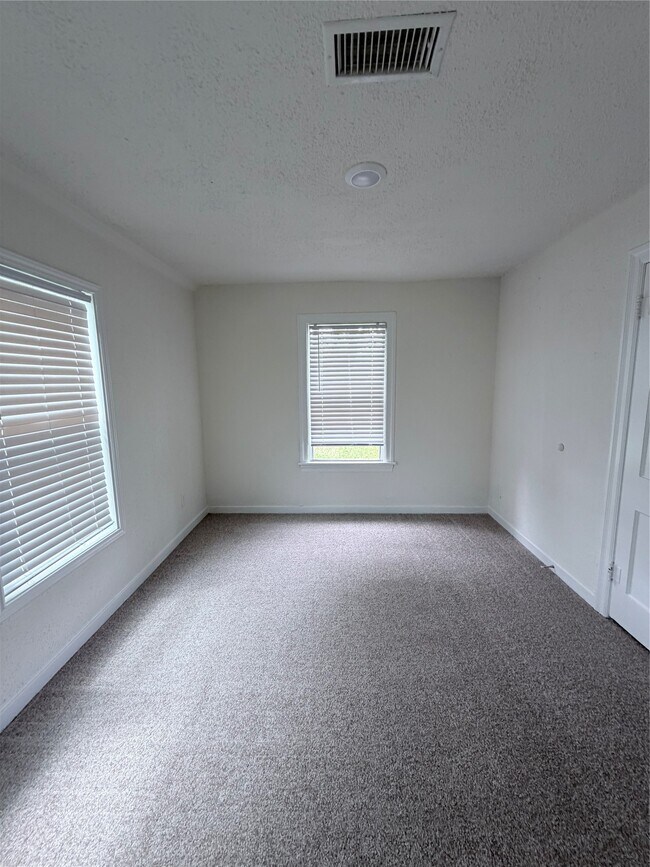 Building Photo - 1112 3rd St