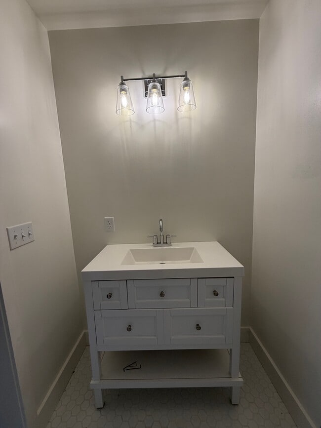 Building Photo - 900 Main St