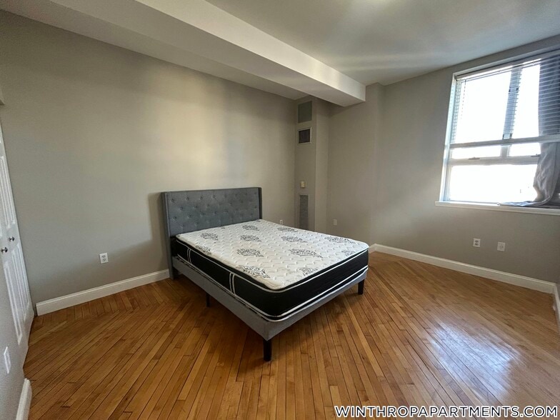 Building Photo - 312 Shirley St