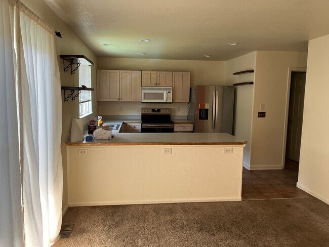 Building Photo - 3 bed 2.5 bath house beside Bear Creek Par...