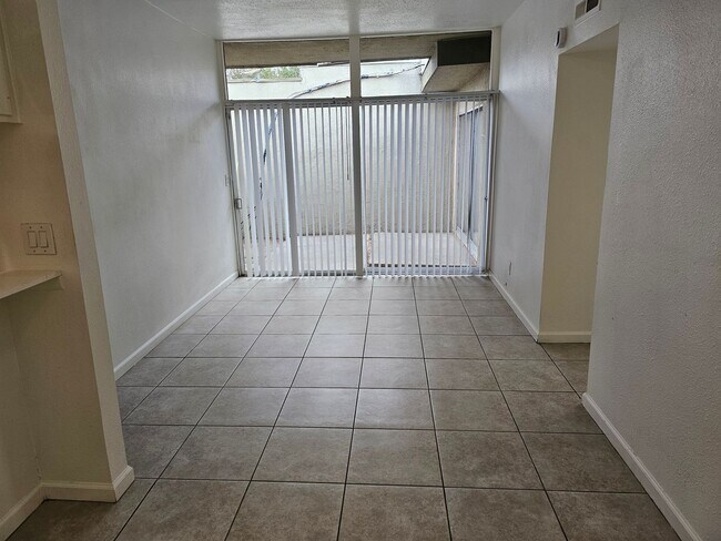 Building Photo - (Section-8 Ok) 3-Bed Apartment home with C...