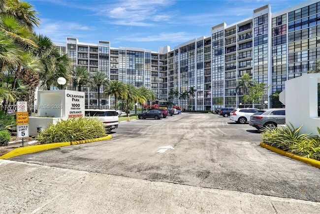Building Photo - 1000 Parkview Dr
