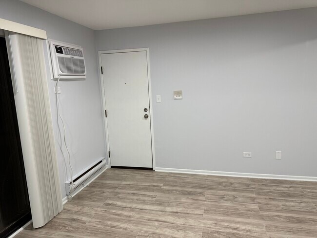 Building Photo - 502 E Spruce Dr