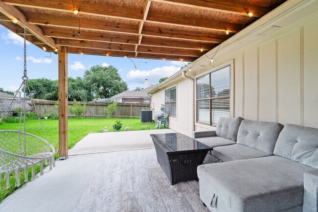 Building Photo - 3326 Lakeland Gardens Dr