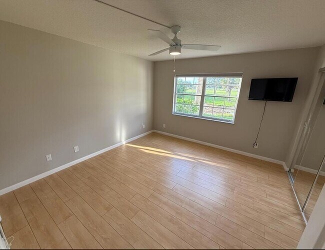 Building Photo - 1508 SE Royal Green Cir