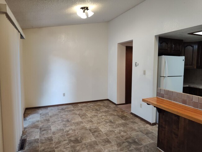 Building Photo - ALL PROSPECTIVE TENANTS MUST SUBMIT A ON L...