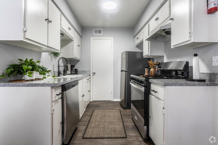 Kitchen - Sunrise Landing Apartments