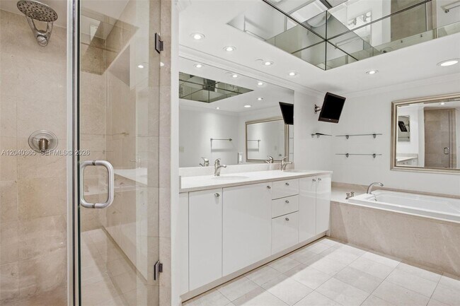 Building Photo - 16500 Collins Ave