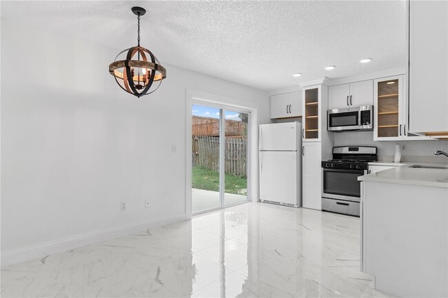 Building Photo - 421 Rollins Dr