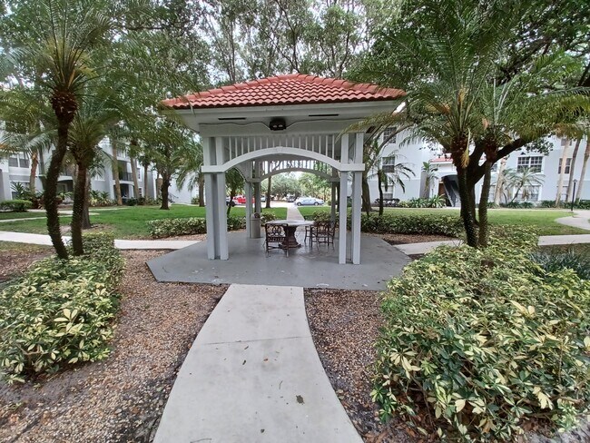 Building Photo - 5016 Lantana Rd