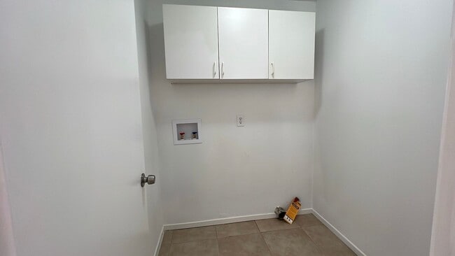 Building Photo - (APPLICATION PENDING) East Lancaster Home