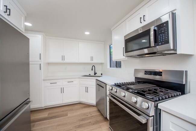 Building Photo - Remodeled Townhome