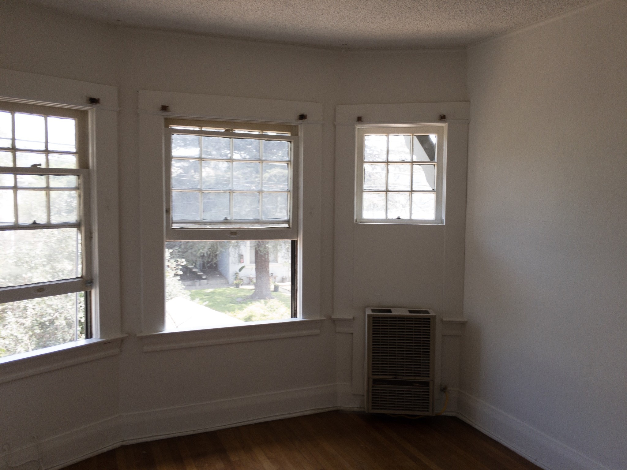 Building Photo - 937 N Benton Way