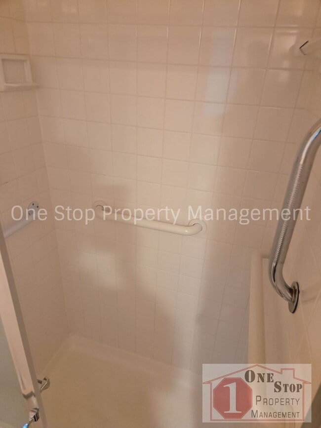 Building Photo - Beautiful 2 bedroom, 3 bathroom Villa in Overland Park!