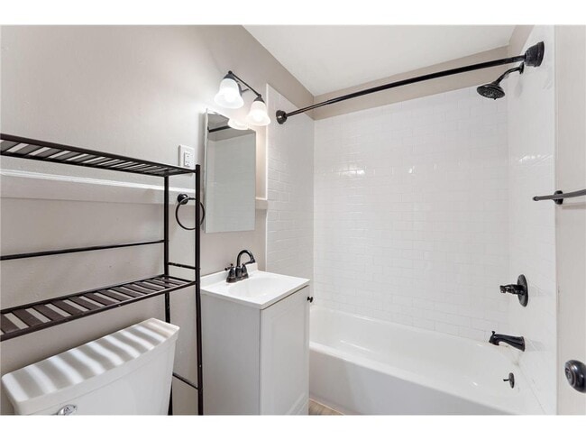 Building Photo - 1408 Lake St NE