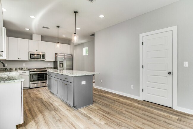 Building Photo - 312 E Blount St