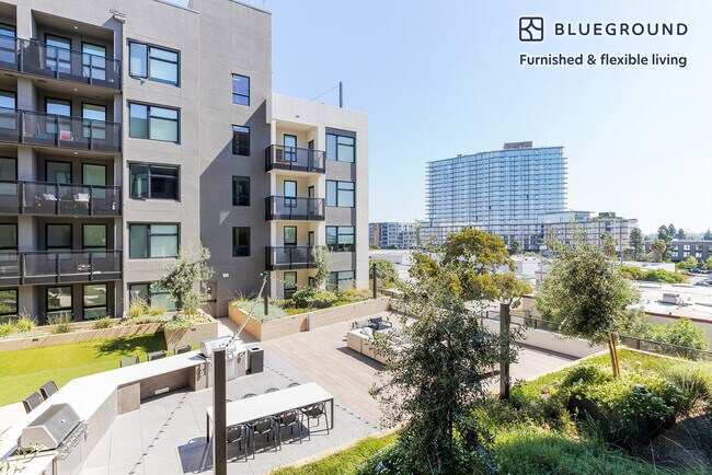 Building Photo - 2333 Calle Del Mundo