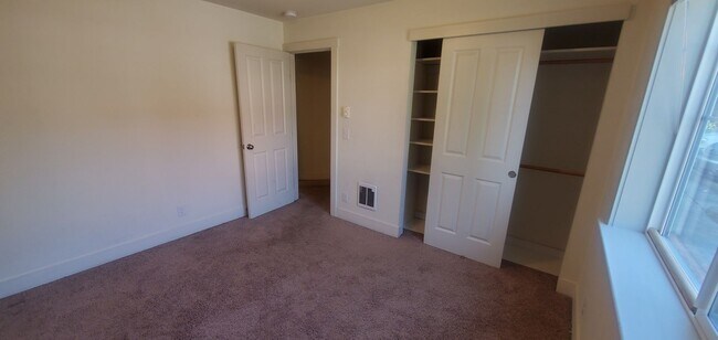 Building Photo - 3-Bedroom Duplex Just Blocks from WWU
