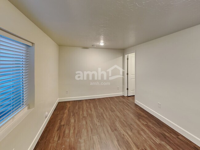 Building Photo - 251 N Dry Crk Rd