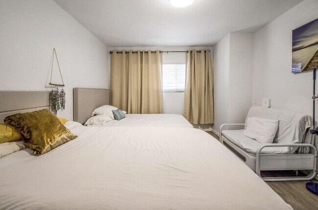 Building Photo - 3232 Lewis Ave Apartments