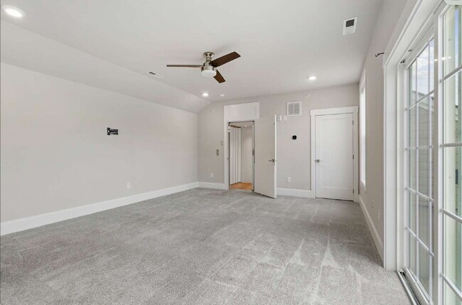 Building Photo - Luxury Townhome with Elevator and Rooftop Terrace