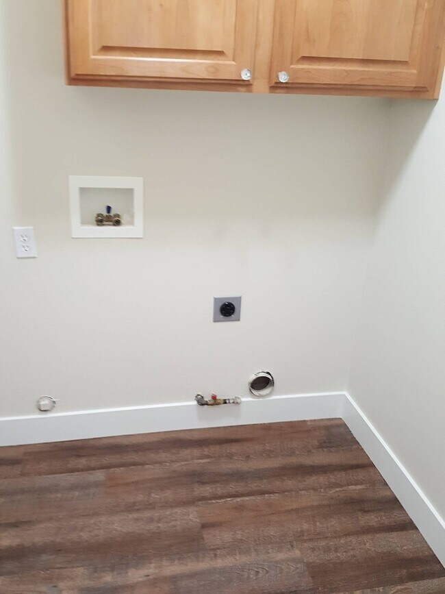 Building Photo - Bright Home with 2 Car Garage