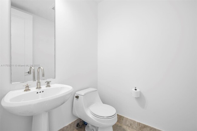 Building Photo - 1425 Brickell Ave