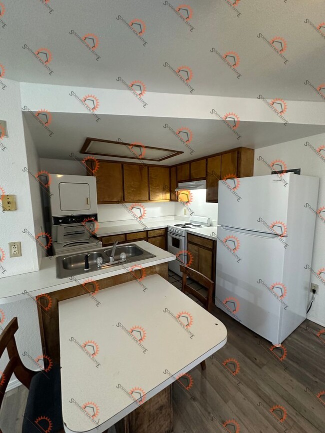 Building Photo - Month to month lease Furnished studio apartment. All bills paid!