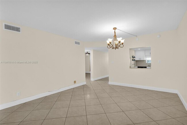 Building Photo - 681 S Hollybrook Dr
