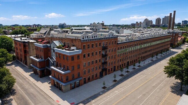 Building Photo - 357 Varick St