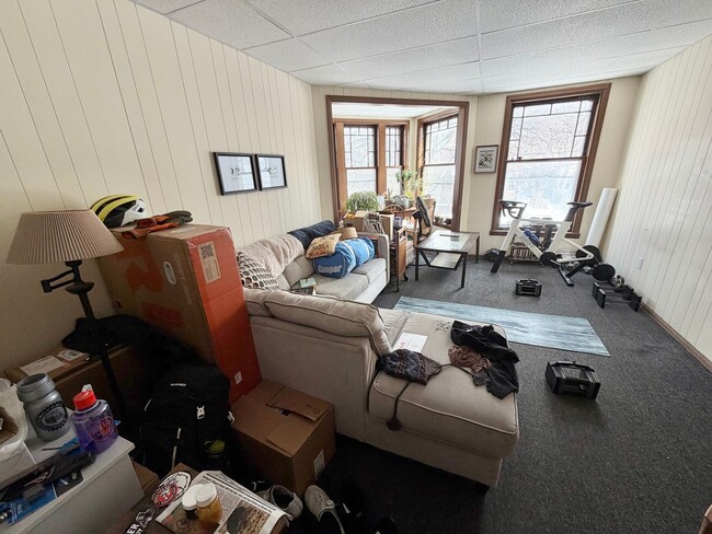 Building Photo - 203 Maple St