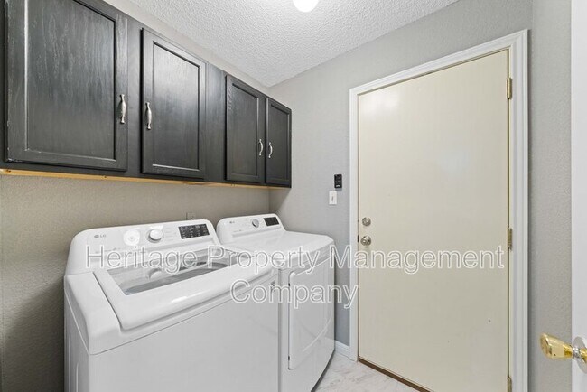 Building Photo - 1174 Mooncrest Dr