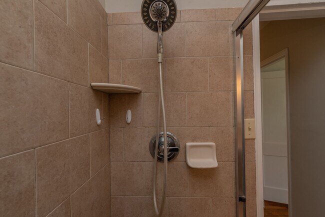 Building Photo - 2 bed/1 bath apartment for rent in Summerville, in-unit washer & dryer!