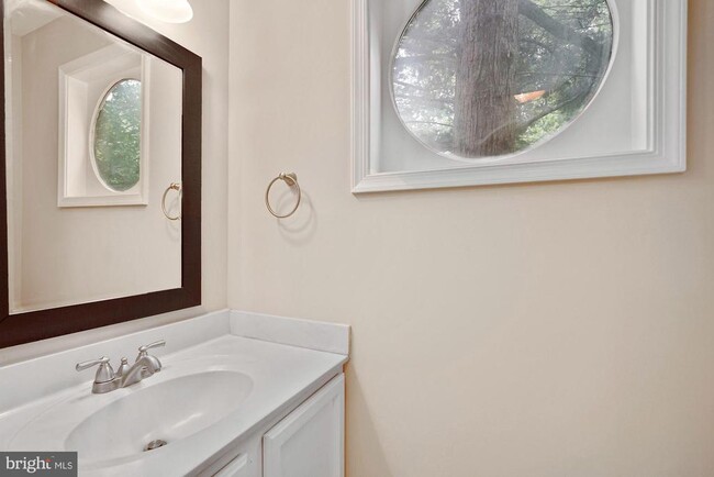 Building Photo - 5136 Glen Meadow Dr