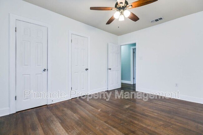 Building Photo - 2205 Live Oak St