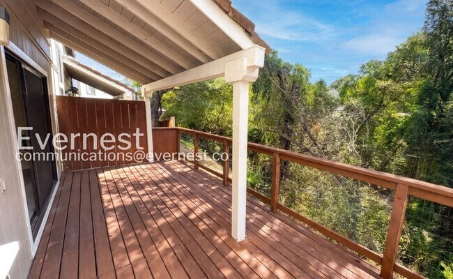 Building Photo - 914 Valley Run