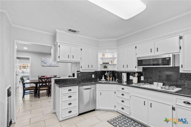 Building Photo - 6037 Country Club Dr
