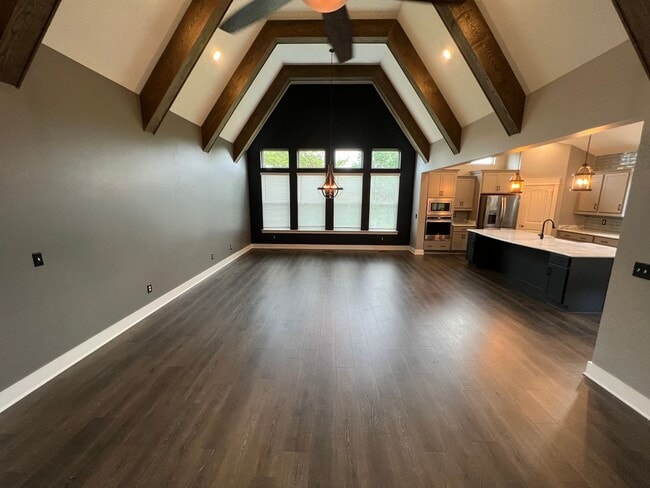 Building Photo - 4 Bedroom Home w/ Office and 3 Car Garage