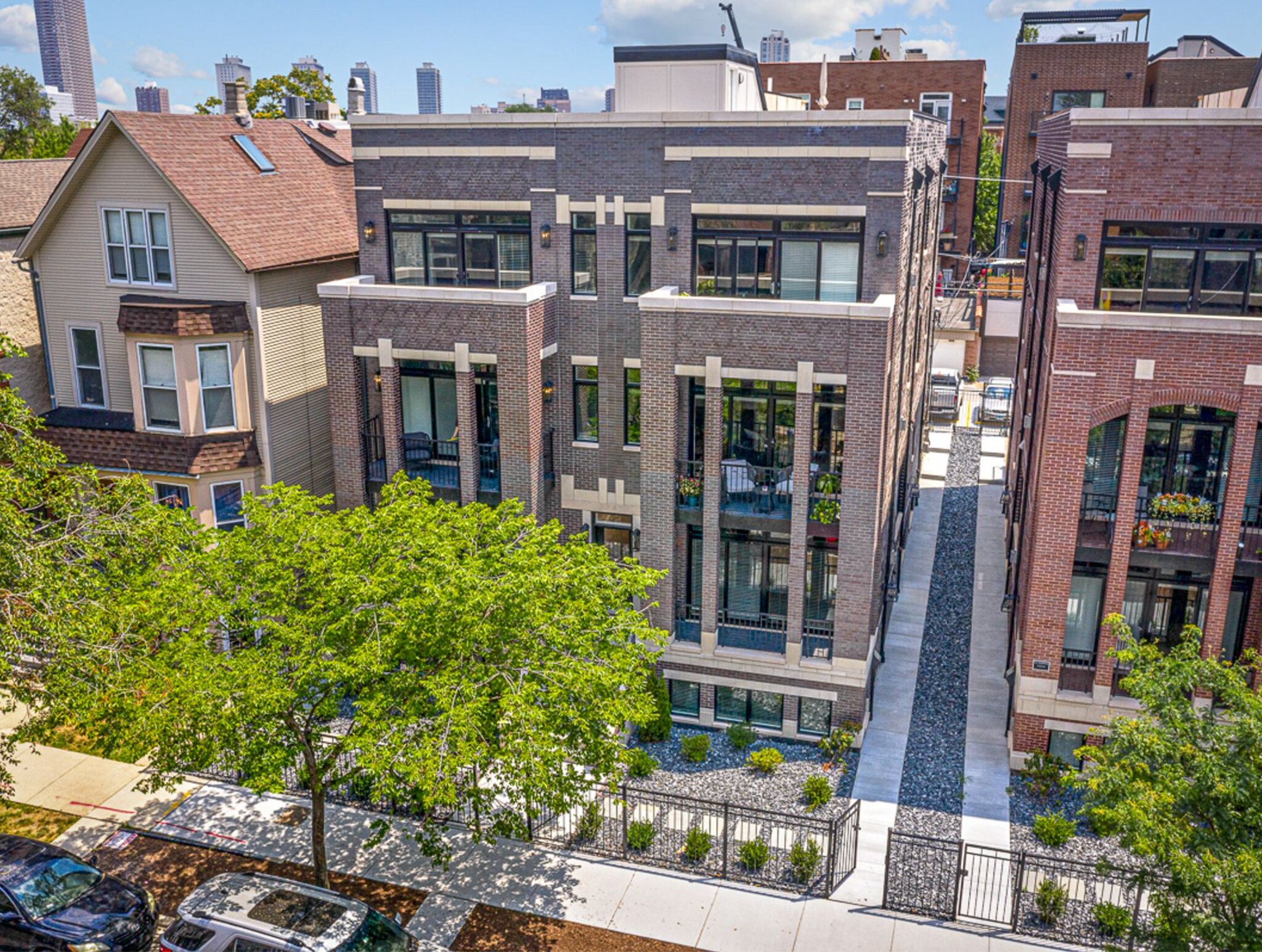Building Photo - 3347 N Kenmore Ave