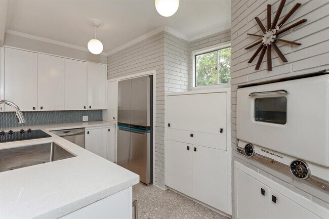 Building Photo - 10234 Hazelhurst Dr