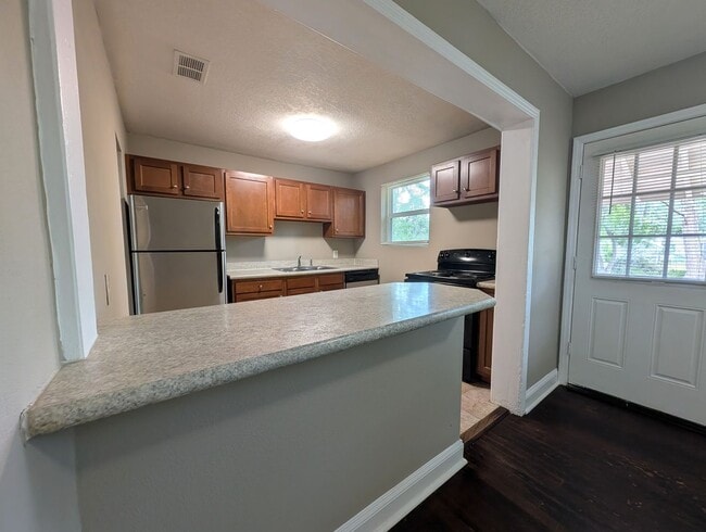 Building Photo - AVAILABLE NOW!! 3/1 Updated and Ready for a move-in!