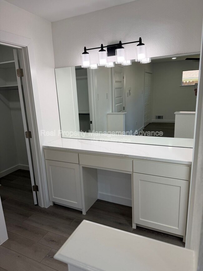 Building Photo - 905 Bromwich St