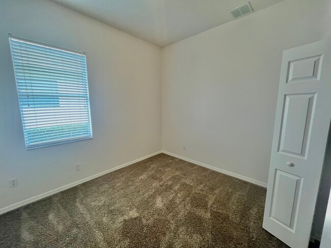 Building Photo - Spacious 4-Bed, 3-Bath Home in Guard-Gated...