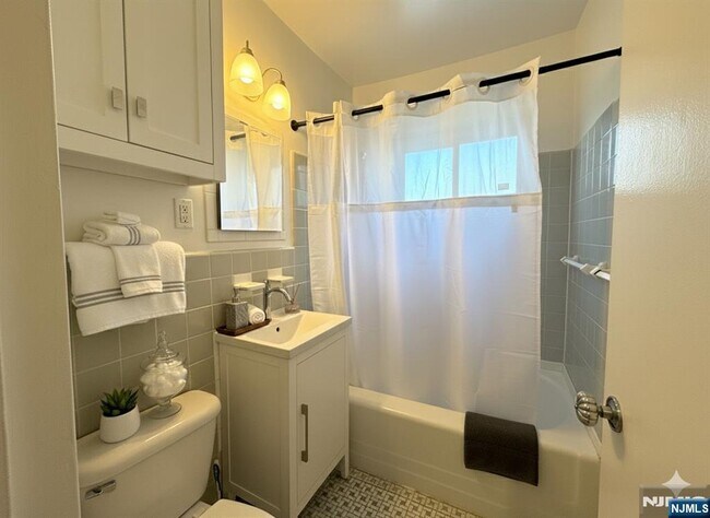 Building Photo - 3091 Edwin Ave