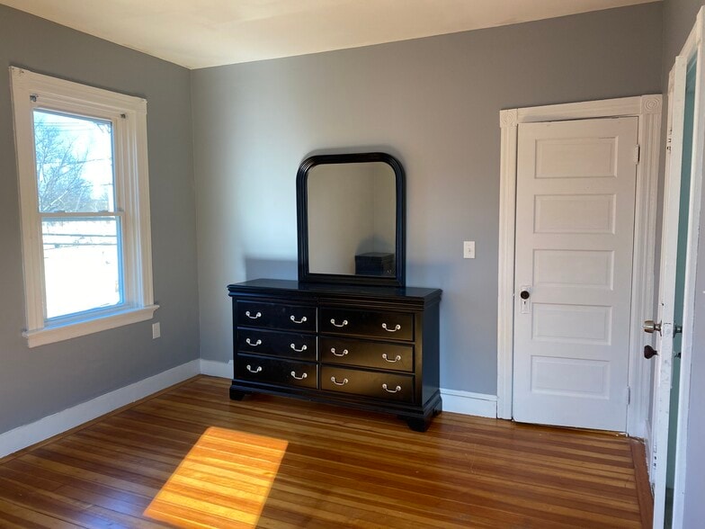 Building Photo - 294 Douglas Ave