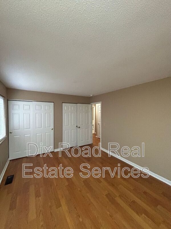 Building Photo - 3701 Greenview Dr