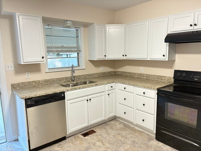 Building Photo - 510 Dickson St